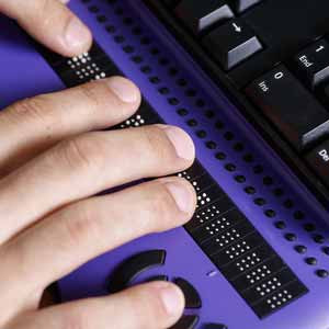 Doigts utilisant un clavier braille