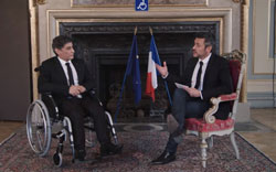 Président de la République en fauteuil roulant et journaliste l'interviewant